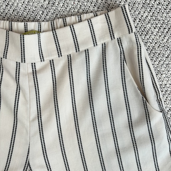 Women’s Gianni Bini Stripped Dressy Shorts Size Medium - Picture 2 of 5